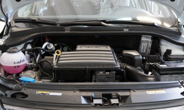 Moskova Rusya - Haziran 2021: Modern bir arabanın motoru motor bölmesine monte edilmiştir. Motor ve parçaları temizlendi. Seçili odak.