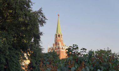 Moskova - Temmuz 2021: Moskova Kremlin Moskova 'da popüler bir turizm merkezidir. Moskova Kremlin 'in kulelerinden biri..  