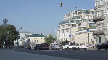 Moskova Rusya - Temmuz 2021: Sıradan bir günde Moskova şehir merkezinde arabaların hareketi.