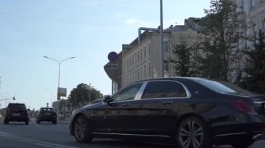 Moskova Rusya - Temmuz 2021: Sıradan bir günde Moskova şehir merkezinde arabaların hareketi.