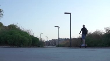 Moskova Rusya - Temmuz 2021: Moskova 'da sıcak bir akşamda, insanlar açık hava faaliyetlerinde bulunuyorlar. Mobiletler, bisikletler, patenler. Yaşam tarzı.