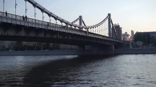 2021年7月 俄罗斯莫斯科 一艘高速游艇在莫斯科克里米亚桥下通过 水上康乐活动 — 图库视频影像