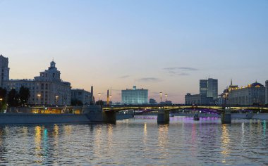 Moskova Rusya - 13 Temmuz 2021: Sıcak bir yaz akşamında Moskova Merkez. Borodinsky Köprüsü, arka planda Rusya Federasyonu Hükümeti Evi..