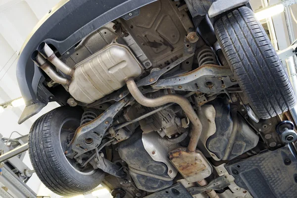 Una Potente Auto Moderna Servizio Auto Ascensore Vista Dal Basso — Foto Stock