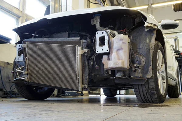 Modern Car Body Repair Station Front Bumper Removed Car Radiator — ストック写真