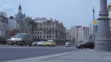 Moskova Rusya - Temmuz 2021: Moskova tarihi merkezi. Turistik yerler ve eğlence yerleri. Teatralny Proezd, arka planda Rusya Federasyonu Federal Meclisi Duma 'sı var..