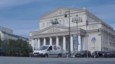 Moskova Rusya - Temmuz 2021: Devlet Akademik Bolşoy Tiyatrosu, Tarihi Sahne. Moskova 'da güneşli güzel bir yaz günü.