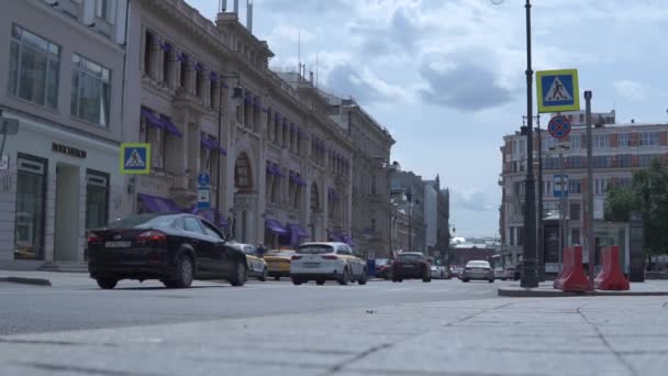 モスクワロシア 2021年7月 モスクワの歴史的中心部 観光地やアトラクション ペトロフスキー通路店のエリアのペトロフカ通り — ストック動画