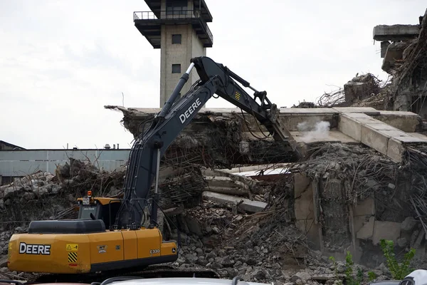 Moskou Rusland Augustus 2021 Een Graafmachine Met Speciale Uitrusting Vernietigt — Stockfoto