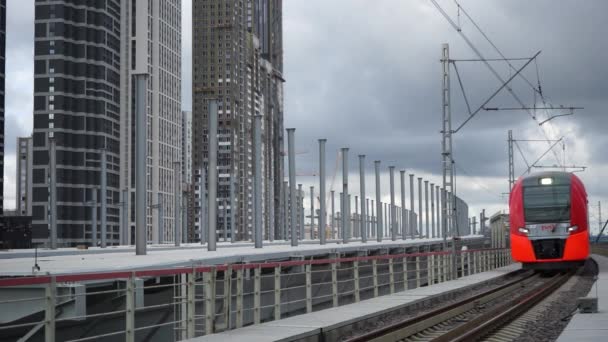 Moscou Rússia Setembro 2021 Trem Passageiros Cidade Moderna Chega Estação — Vídeo de Stock