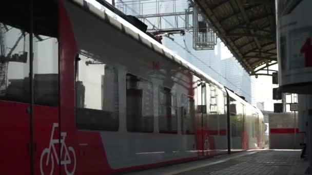 モスクワロシア 2021年9月 現代の旅客電気鉄道ラストフカは モスクワのMcc輸送システムの駅の1つを残します 市内旅客輸送 — ストック動画