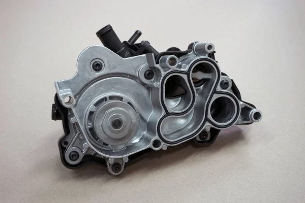 ウォーターポンプは 現代の車のエンジン冷却システムの一部です 選択されたフォーカス ロイヤリティフリーのストック写真
