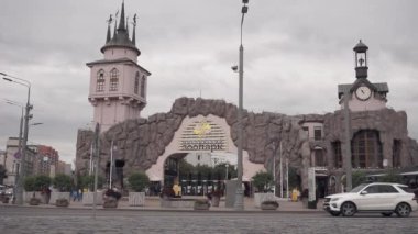 Moskova Rusya - Eylül 2021: Moskova 'da sonbahar günü. Ulaşım trafiği, insanlar işlerini aceleye getiriyor. Moskova 'nın tarihi merkezinin mimarisi..