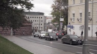 Moskova Rusya - Eylül 2021: Moskova 'da sonbahar günü. Ulaşım trafiği, insanlar işlerini aceleye getiriyor. Moskova 'nın tarihi merkezinin mimarisi..