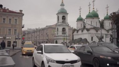 Moskova Rusya - Eylül 2021: Moskova 'da sonbahar günü. Ulaşım trafiği, insanlar işlerini aceleye getiriyor. Moskova 'nın tarihi merkezinin mimarisi..