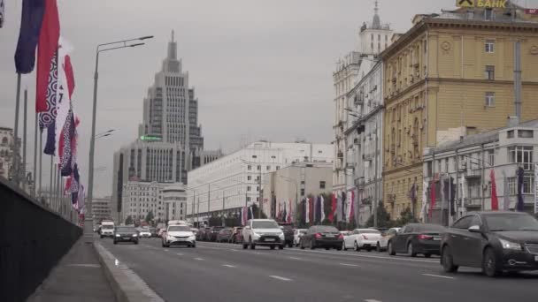 モスクワロシア 2021年9月 モスクワの秋の日 輸送交通 人々は自分のビジネスについて急いで モスクワの歴史的中心部の建築 — ストック動画