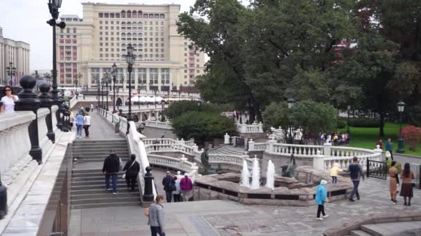 2021年9月 莫斯科俄罗斯 游客和度假者沿着莫斯科克里姆林宫亚历山大花园漫步 莫斯科历史中心的景点和旅游胜地 — 图库视频影像