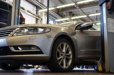 Moskova Rusya - Eylül 2021: Bir araba servisinde modern araba, arka planda ise bir araba servisi. Arkaplan bulanık.