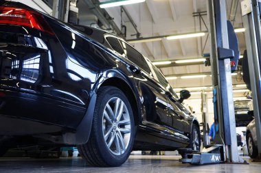 Moskova - Eylül 2021: Yakın çekim modern lüks, temiz, siyah bir araba servisimiz olduğunu gösteriyor.