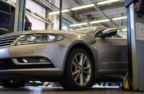 Moskova Rusya - Eylül 2021: Bir araba servisinde modern araba, arka planda ise bir araba servisi. Arkaplan bulanık.