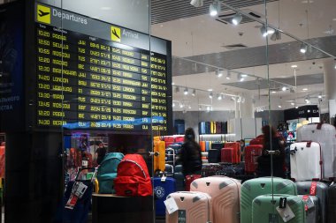 Moskova Rusya - Eylül 2021: Şık bir giyim mağazasının vitrini. Her gün giyilecek güzel ve rahat kıyafetler..