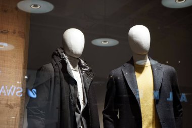 Moskova Rusya - Eylül 2021: Şık bir giyim mağazasının vitrini. Her gün giyilecek güzel ve rahat kıyafetler..