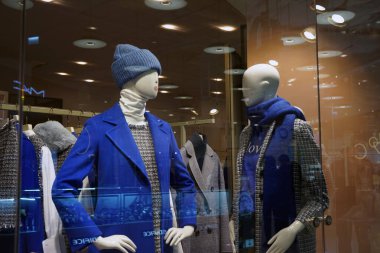 Moskova Rusya - Eylül 2021: Şık bir giyim mağazasının vitrini. Her gün giyilecek güzel ve rahat kıyafetler..