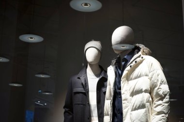 Modern kıyafetler satan bir dükkanın vitrini. Günlük rahat modern kıyafetler..