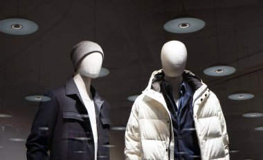 Modern kıyafetler satan bir dükkanın vitrini. Günlük rahat modern kıyafetler..