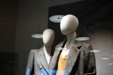 Modern kıyafetler satan bir dükkanın vitrini. Günlük rahat modern kıyafetler..