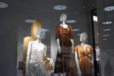 Moskova Rusya - Eylül 2021: Modern giysi mağazasının vitrini. Günlük rahat modern kıyafetler..