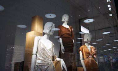 Moskova Rusya - Eylül 2021: Modern giysi mağazasının vitrini. Günlük rahat modern kıyafetler..                               