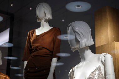 Moskova Rusya - Eylül 2021: Modern giysi mağazasının vitrini. Günlük rahat modern kıyafetler..