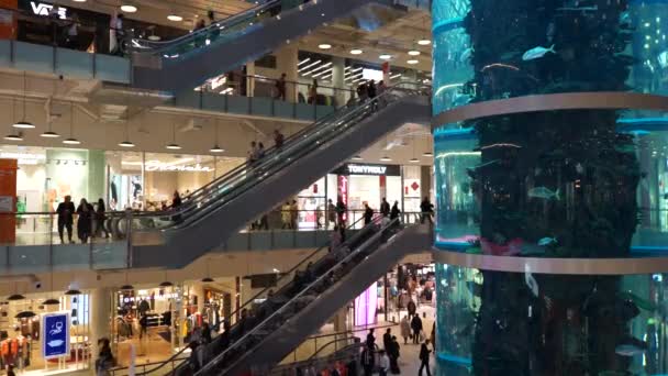 2021年9月 俄罗斯莫斯科 现代购物中心内 有许多商店和娱乐场所的多层大楼 — 图库视频影像
