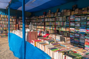 Katwa, Batı Bengal, Hindistan - 19 Aralık 2020; bir kitap fuarındaki kitapçının görüntüsü satıcının çeşitli kitap türlerini düzenleyerek alıcıyı beklediği yer