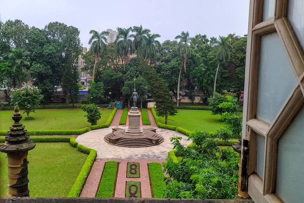 Mumbai, Maharashtra, Hindistan - 11 Ağustos 2019 Dış bahçe manzarası Chhatrapati Shivaji Maharaj Vastu Sangrahalaya (Galler Prensi Müzesi) penceresinden)