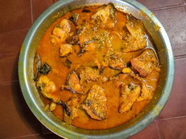 Masada Hint usulü yemekler, Hint usulü köri balığı, geleneksel Asya usulü balık yemeği.