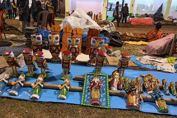 Kolkata, Batı Bengal, Hindistan - 13 Aralık 2019 Kolkata 'da bir sanat fuarı düzenlendi. Geceleri düzenlenen fuarda bambu, ahşap ve tekstil el sanatları satılıyor..