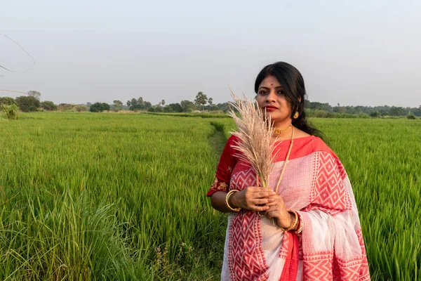 Una Foto Una Ragazza Bengalese Che Indossa Sari Rosso Bianco — Foto Stock