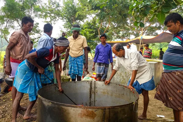 Katwa, Batı Bengal, Hindistan - 8 Kasım 2018: Batı Bengal 'deki köylüler büyük bir piknik için geleneksel kil ocakları ve büyük demir kazanlarla büyük gruplara yemek hazırlıyorlar..