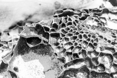 Siyah beyaz eski bir volkanik kaya oluşumu.