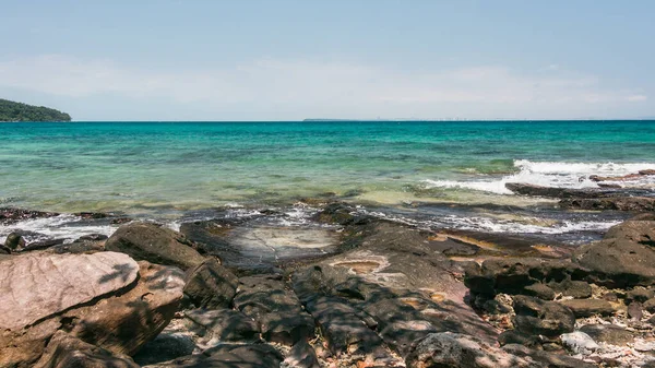 Koh Rong Samloem 'in kayalık kıyıları, Kamboçya