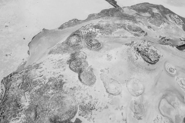 Siyah beyaz eski bir volkanik kaya oluşumu.