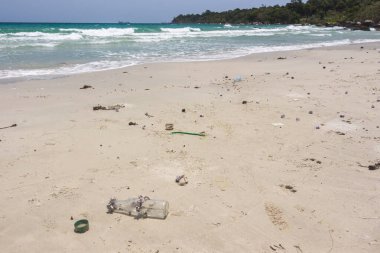 Koh Rong, Kamboçya 'da güzel bir plajda plastik kirliliği.