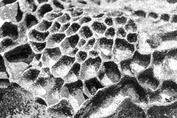 Siyah beyaz eski bir volkanik kaya oluşumu.