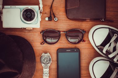 seyahat Öğeleri fotoğraf makinesi, cüzdan, Saatler, kulaklık, ayakkabı, güneş gözlüğü, vintage arka plan için akıllı telefon