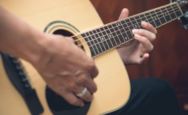 gitar yakın çekim oynayan bir adam profesyonel müzisyen