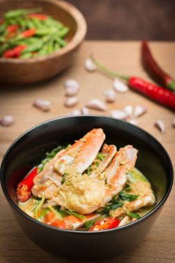 Sarı köri içinde karıştırılmış Fried Yengeç