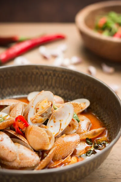 Lezzetli Tay gıda kızarmış istiridye kavrulmuş chili yapıştır ile ahşap üzerine ilave edin