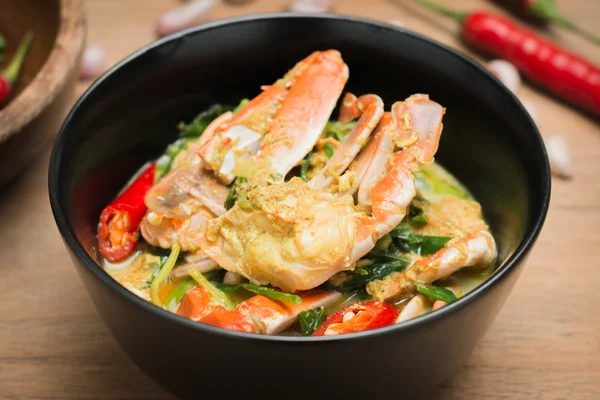 Köstliches Thailändisches Essen Rühren Gebratene Krabben Gelbem Curry Auf Hölzernen — Stockfoto
